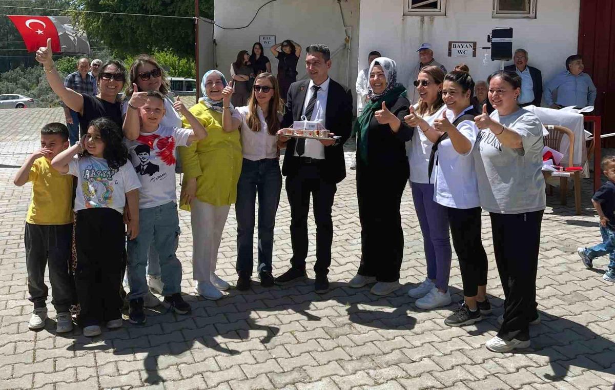 Ula Çiçekli Mahallesi Muhtarı Karan'dan 'Anneler Günü' etkinliği