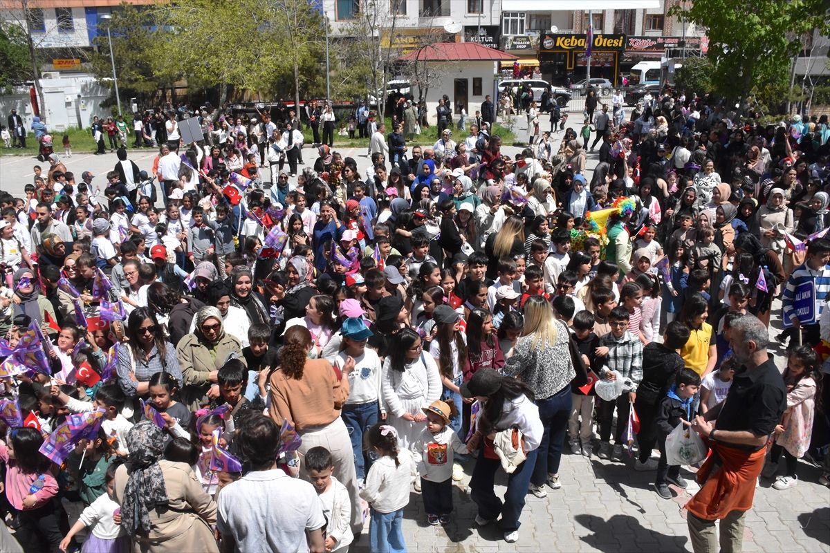 Van'da "23. Akdamar Çocuk ve Gençlik Tiyatroları Şenliği" başladı