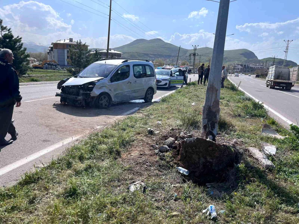 Van'da kamyonet aydınlatma direğine çarptı: 4 yaralı