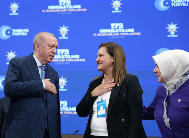 Afyonkarahisar Belediye Başkanı Burcu Köksal, toplantıda AK Parti rozetini taktı. 