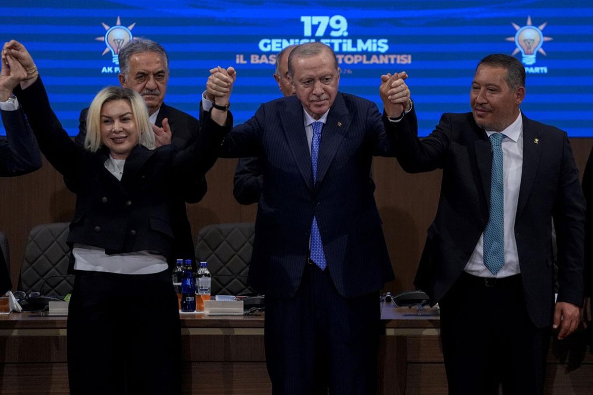 Afyonkarahisar'da Burcu Köksal ile birlikte 8 belediye meclis üyesi daha AK Parti'ye geçti