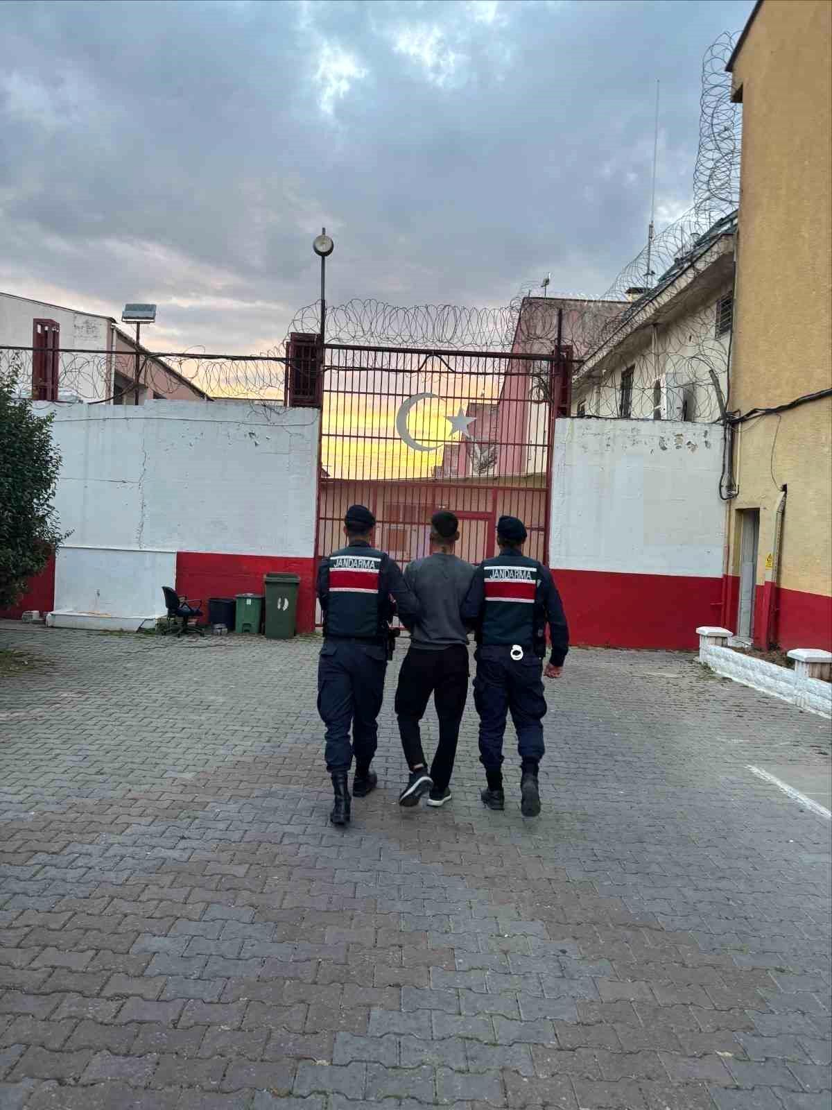 Aydın'da aranan 2 hükümlü jandarmaya takıldı