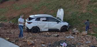 Bingöl'de kontrolden çıkarak yamaca çarpan otomobildeki 6 kişi yaralandı