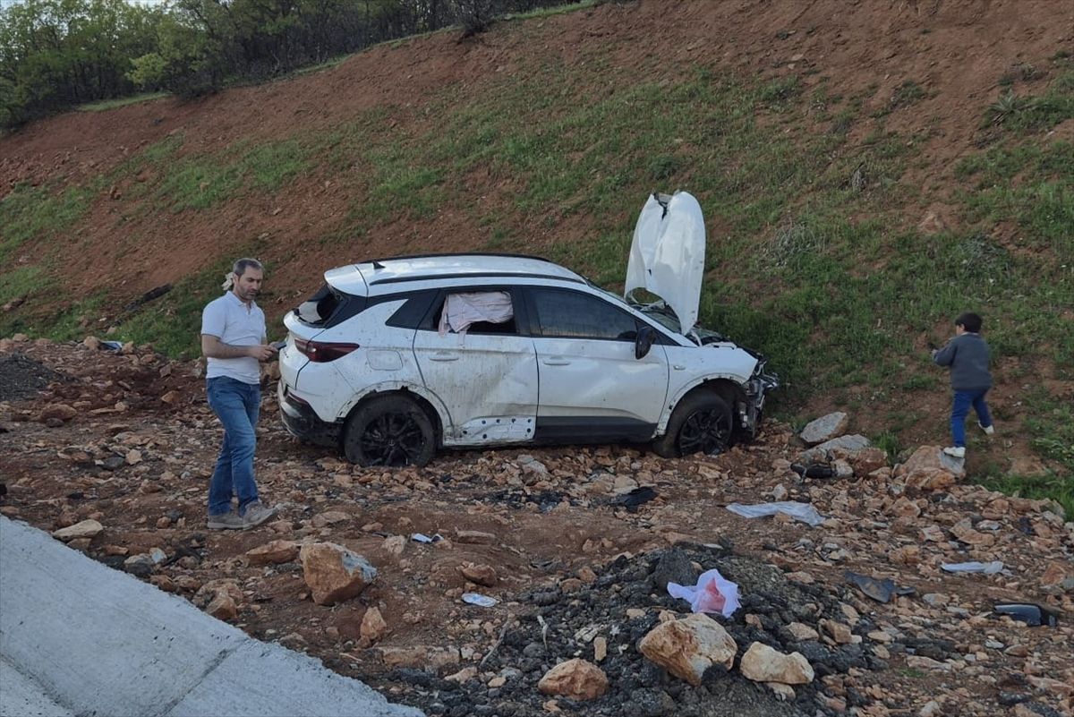 Bingöl'de kontrolden çıkarak yamaca çarpan otomobildeki 6 kişi yaralandı