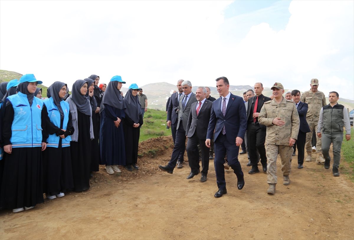 Bitlis'te 'İyilik Fidanı Projesi' kapsamında fidanlar toprakla buluşturuluyor