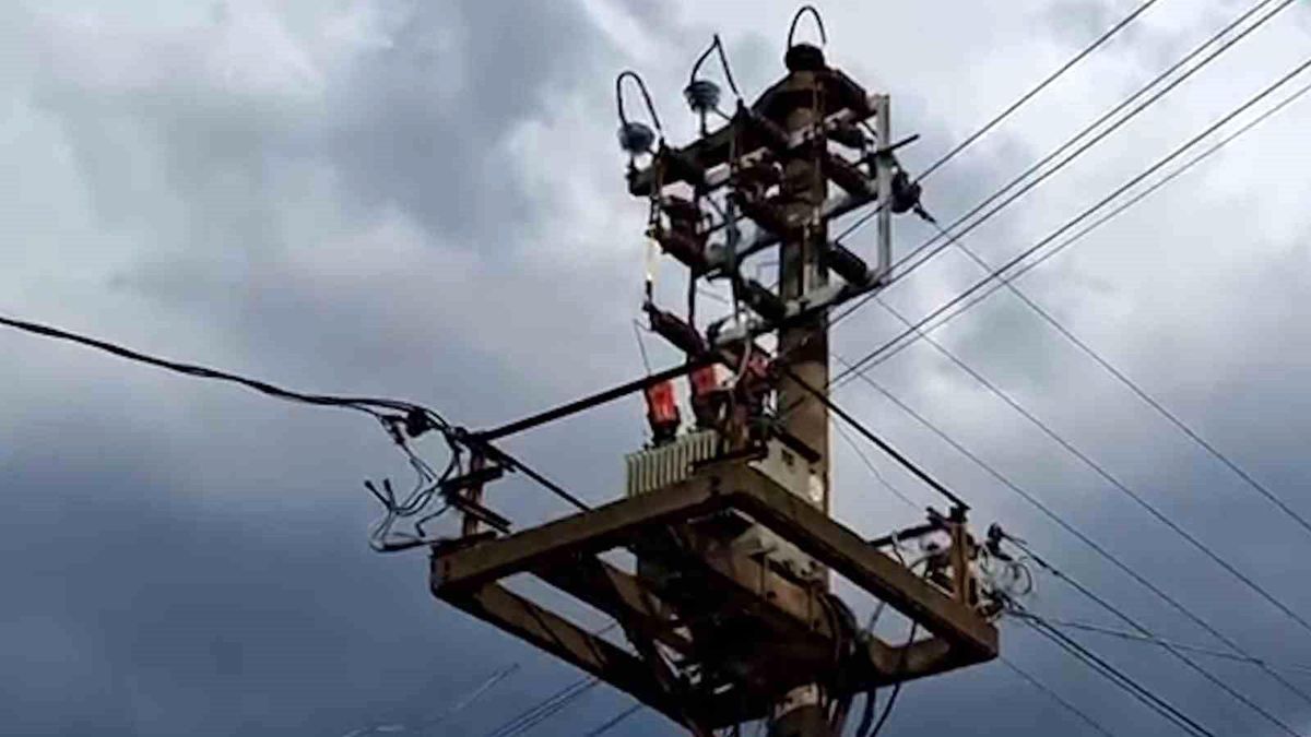 Bolu'da elektrik direğine yıldırım düştü