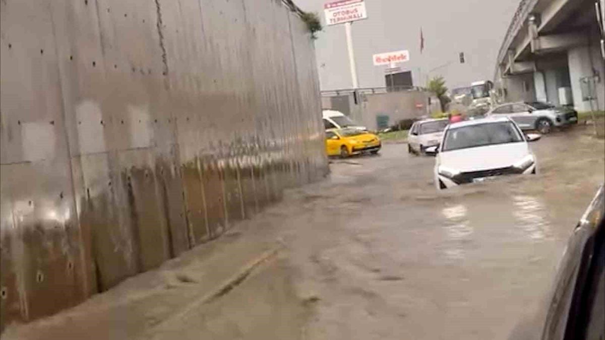 Bolu'da sağanak ve dolu sonrası iş yerlerini su bastı