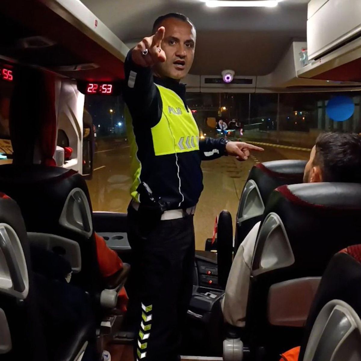 Bolu'da trafik komiserinden yolculara hayati uyarı