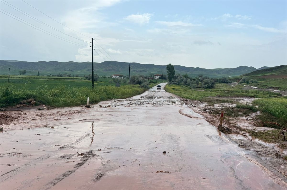 Çorum'da derenin taşması nedeniyle Sungurlu-Çankırı yolunda ulaşım aksadı
