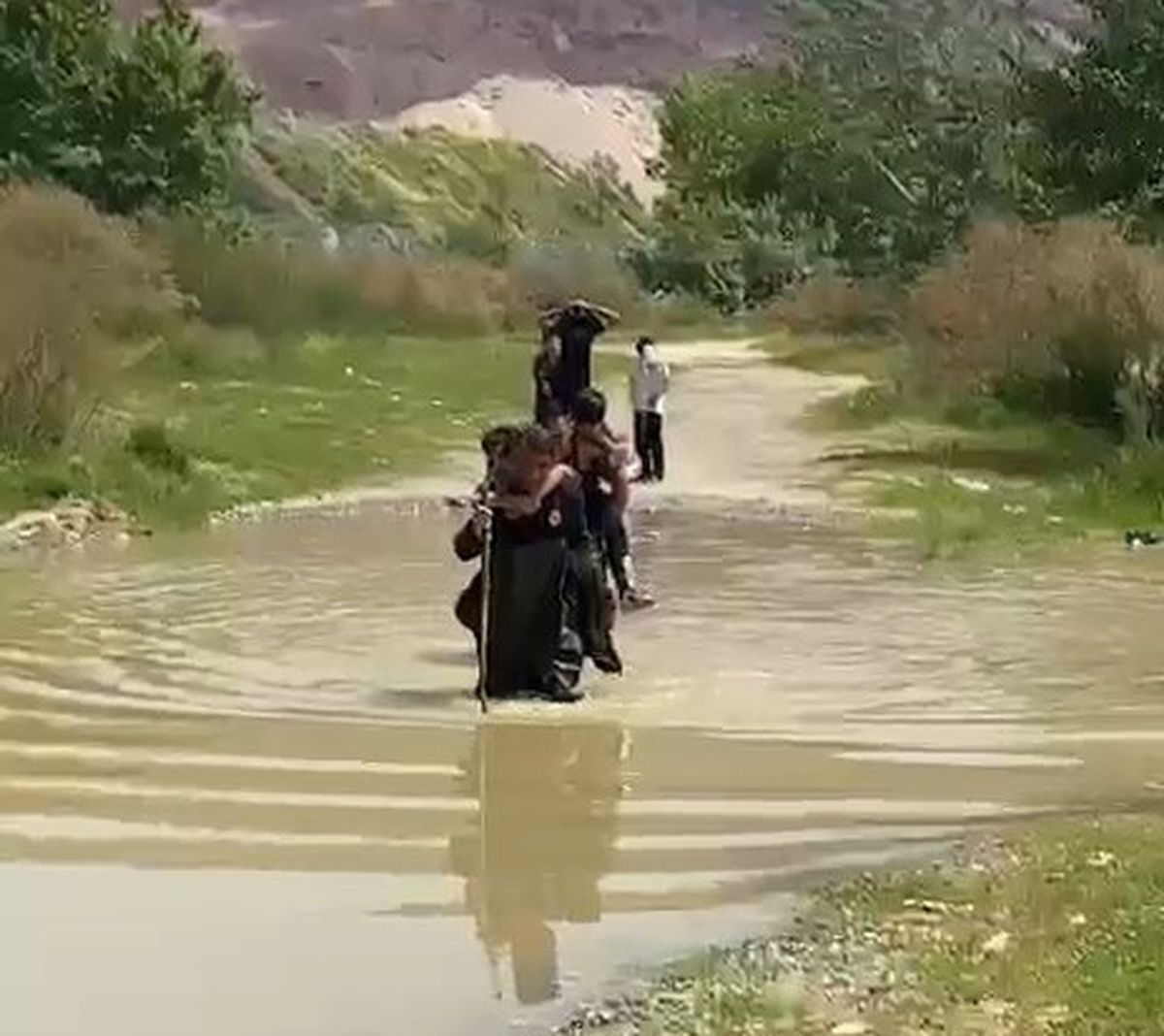 Dere Kenarında Mahsur Kalan 5 Arkadaş İtfaiyeciler Tarafından Kurtarıldı