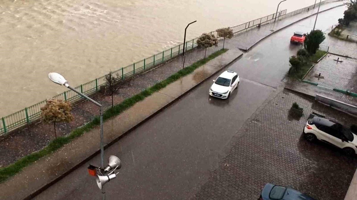 Devrek'te misket büyüklüğünde dolu yağdı