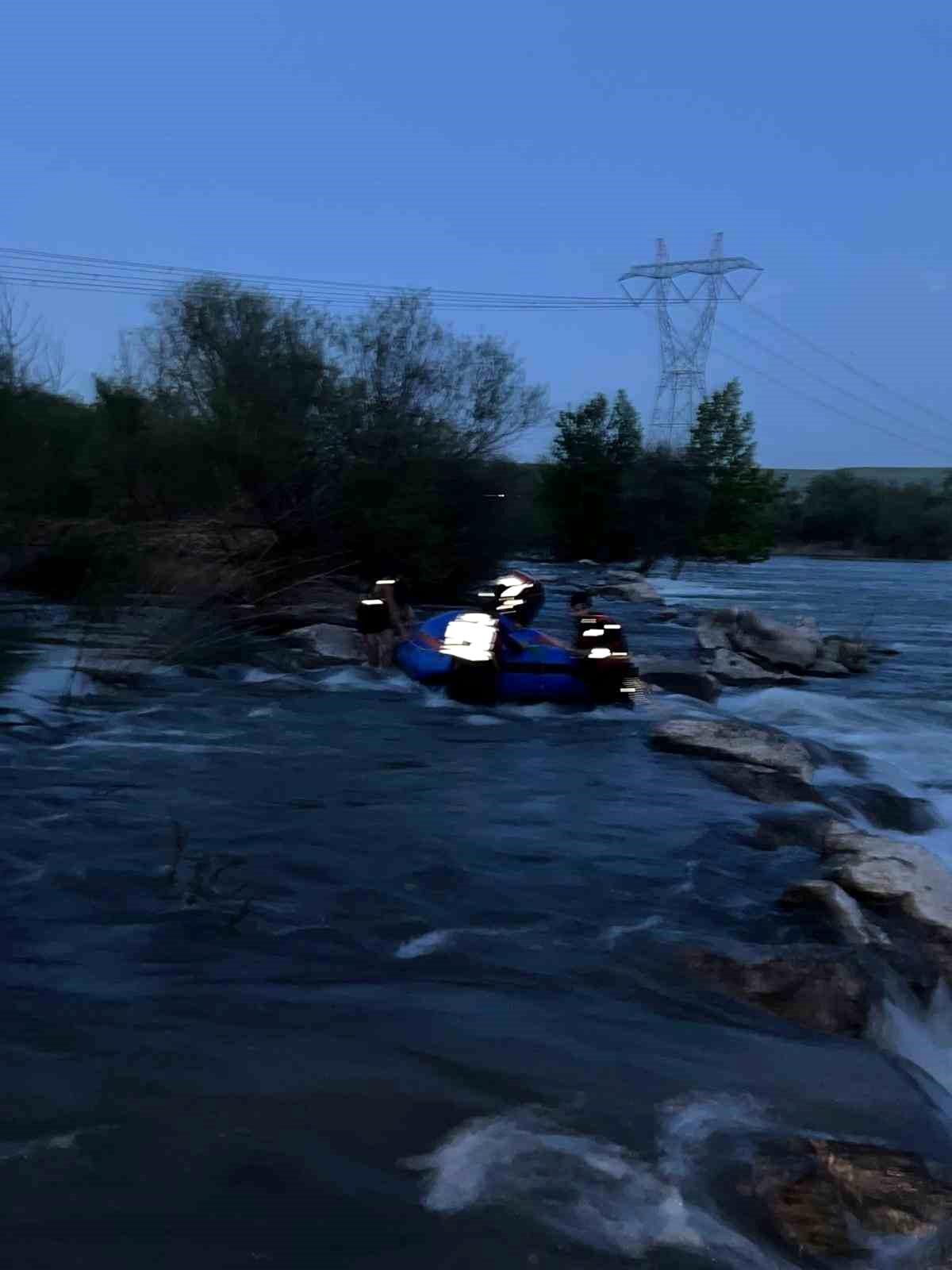 Dicle Nehri'nde mahsur kalan genç kurtarıldı