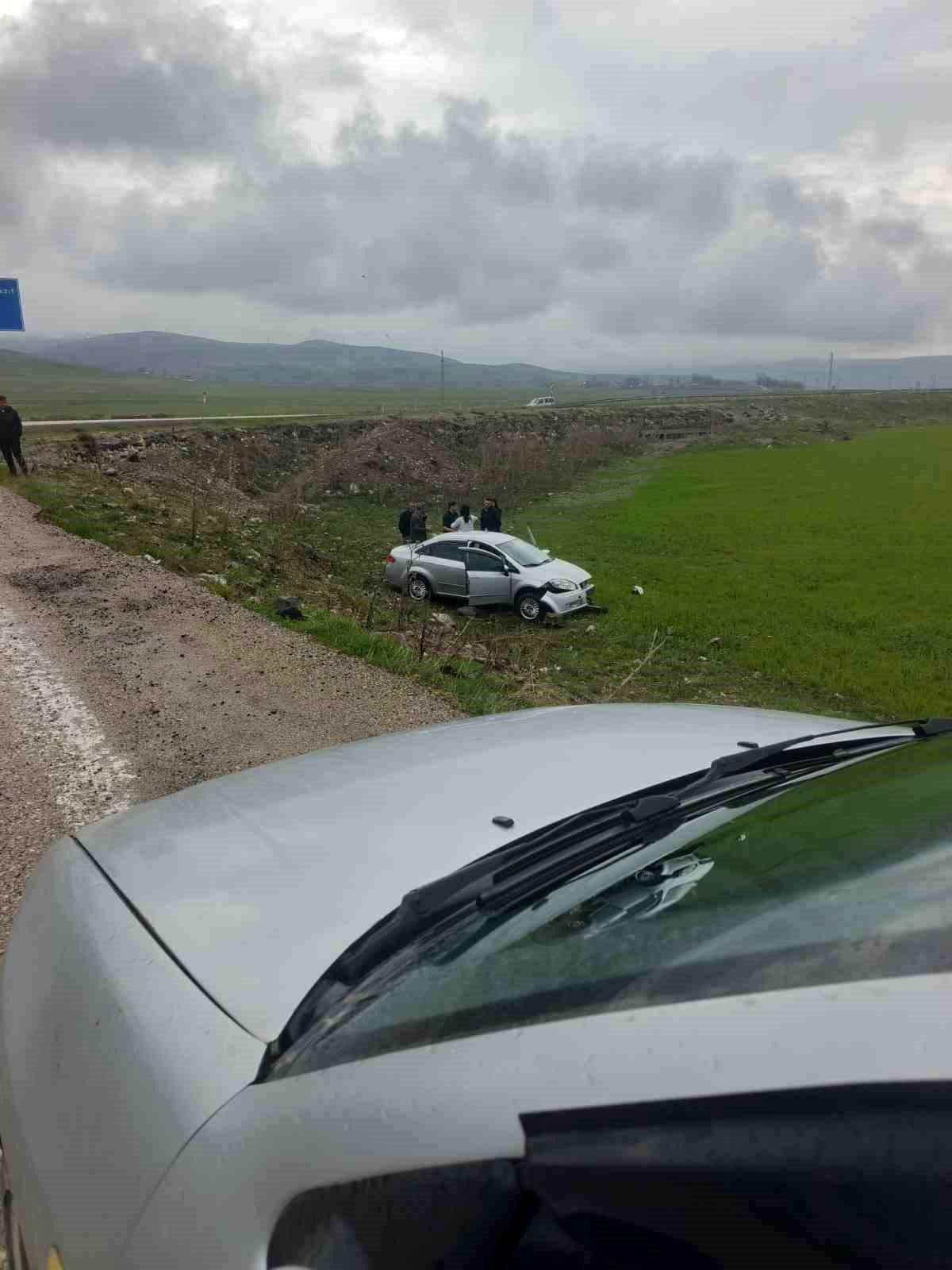 Diyadin'de direksiyon hakimiyetini kaybeden sürücü şarampole uçtu