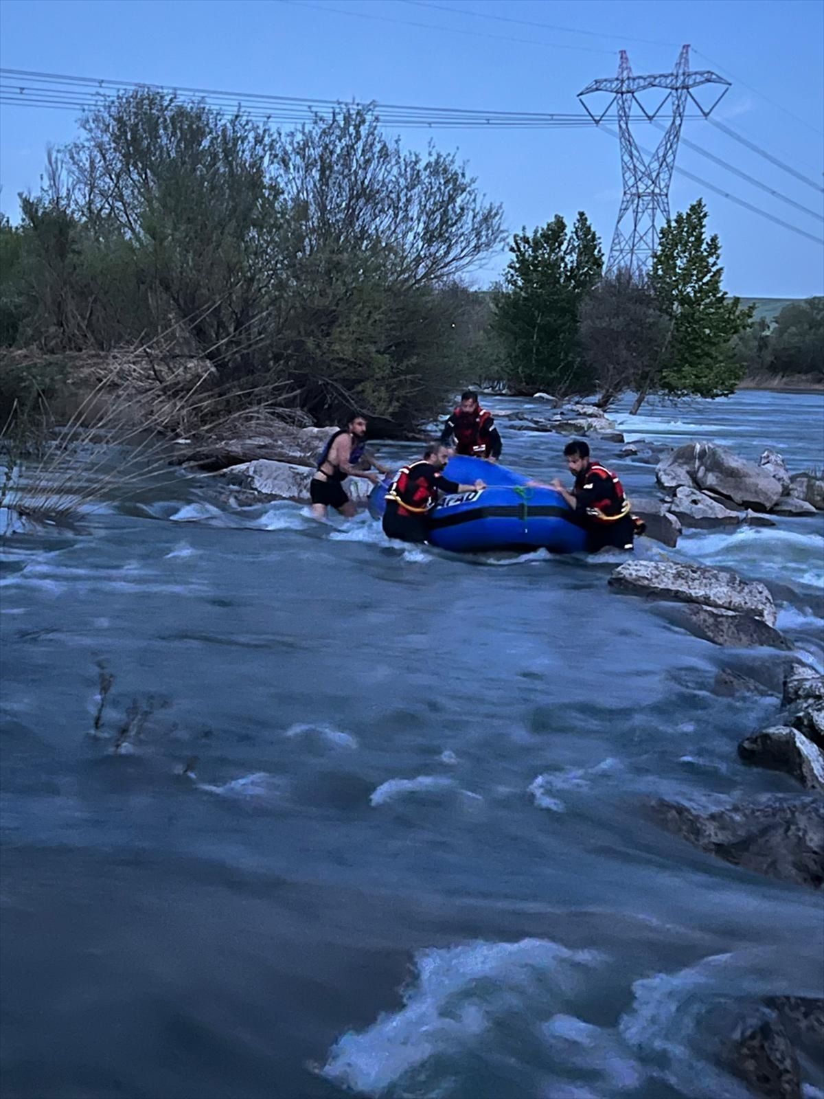 Diyarbakır'da su seviyesi yükselince Dicle Nehri'nde mahsur kalan kişi kurtarıldı