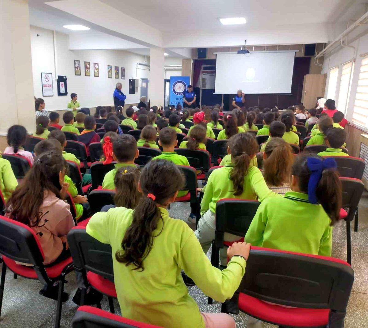 Eskişehir polisi ilçelerdeki öğrencileri hem eğlendiriyor hem bilgilendiriyor