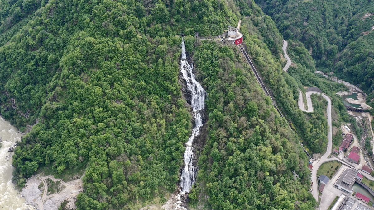 Giresun'da 190 metre yükseklikten tahliye edilen suyun oluşturduğu şelale ilgi görüyor