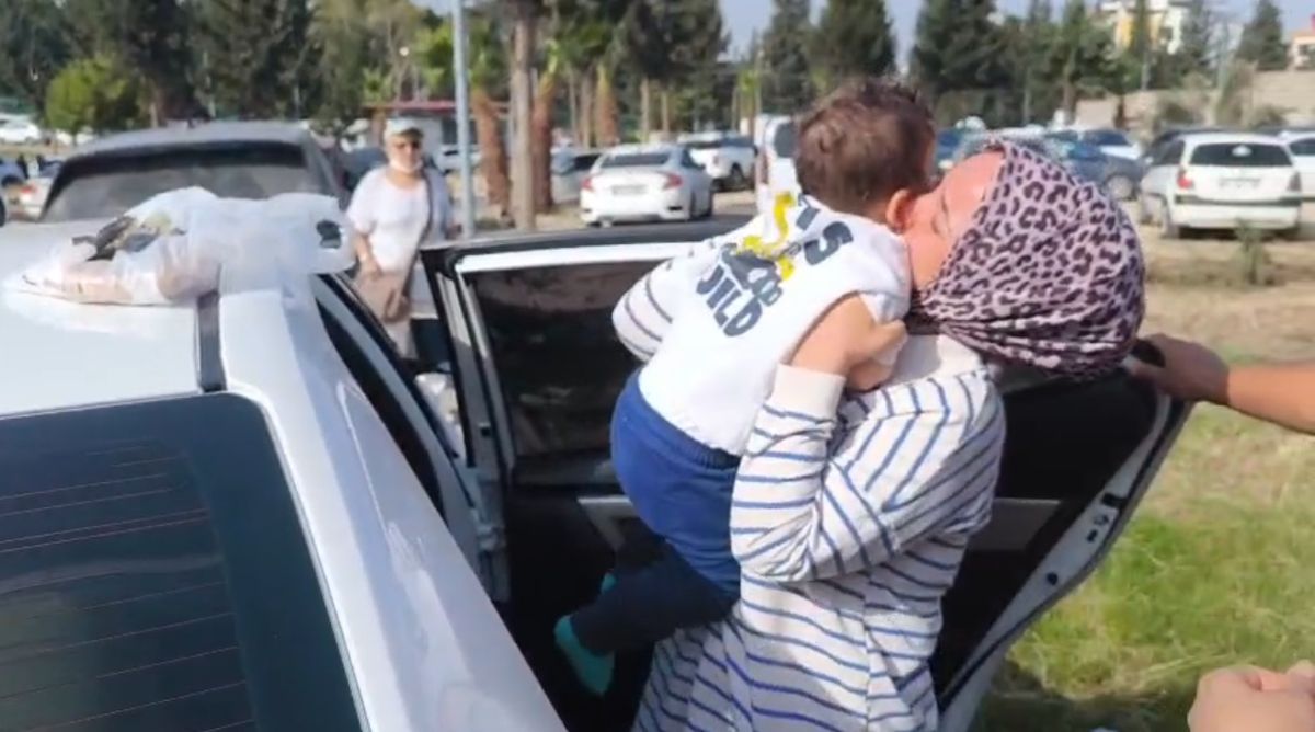 Anahtarı İçeride Unutulan Otomobilde Mahsur Kalan Bebek İtfaiye Tarafından Kurtarıldı