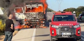 Kaş-Demre kara yolunda yanan tır kullanılamaz hale geldi