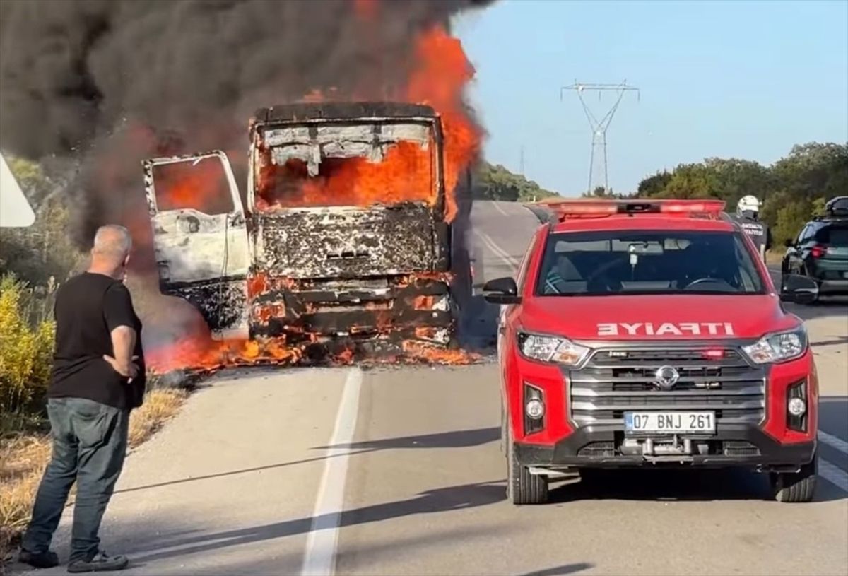 Kaş-Demre kara yolunda yanan tır kullanılamaz hale geldi