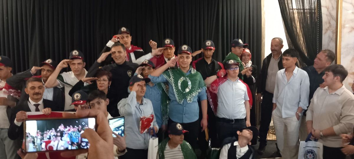 Özel gereksinimli bireyler için temsili askerlik öncesi kına gecesi düzenlendi