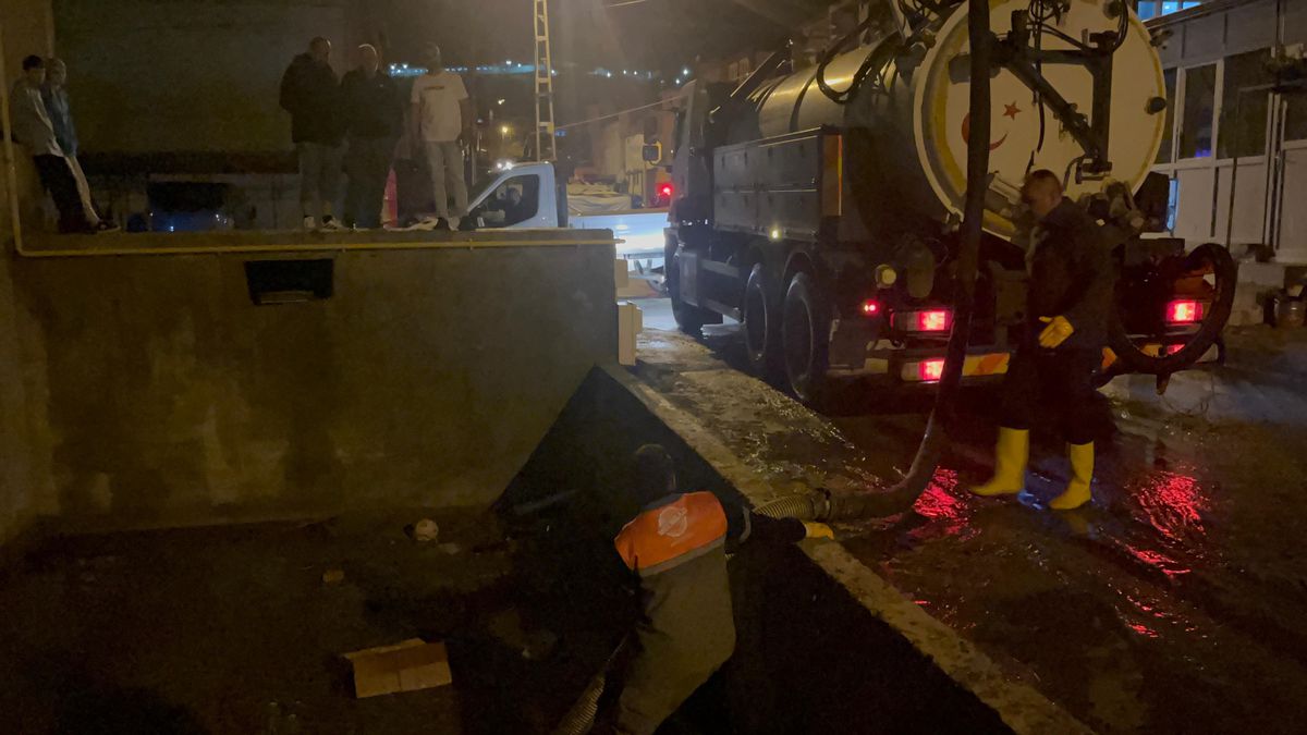 Kayseri'de Şiddetli Yağış Sonrası Binaların Bahçeleri ve Bodrum Katları Su Bastı