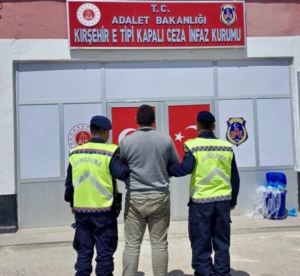 Kırşehir'de hakkında 8 yıl 4 ay hapis cezası bulunan firari yakalandı