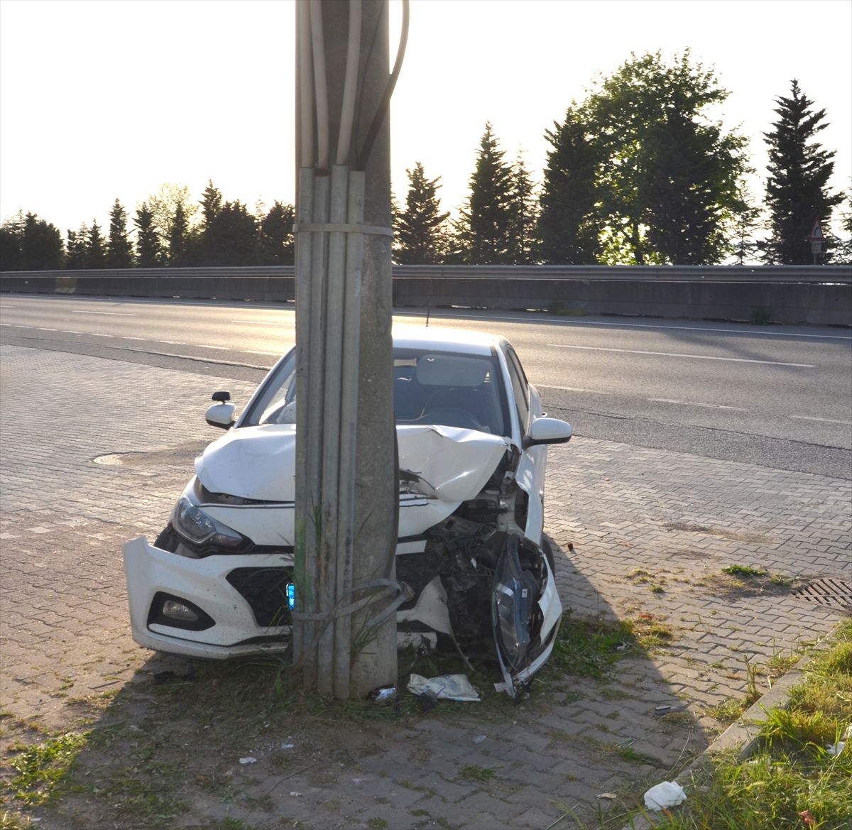 Kocaeli'de beton direğe çarpan otomobildeki 3 kişi yaralandı
