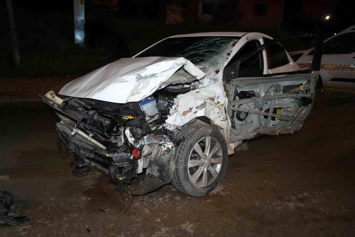 Kontrolden çıkan otomobil, park halindeki çekiciye çarptı: 1 ölü, 1 yaralı