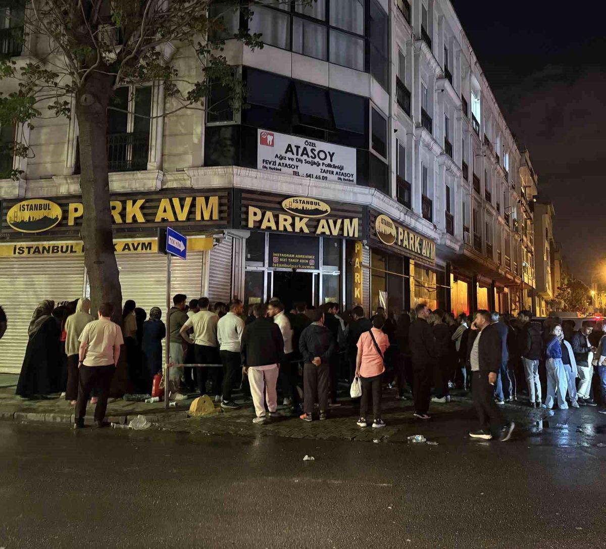 Küçükçekmece'de iş yerinde yangın paniği: 3 kişi dumandan etkilendi