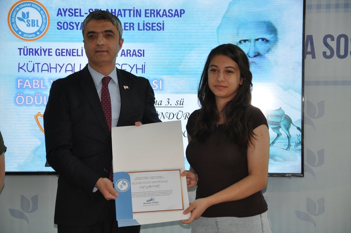 Kütahya'da Şair Şeyhi Fabl Yarışması'nda dereceye giren öğrenciler ödüllendirildi