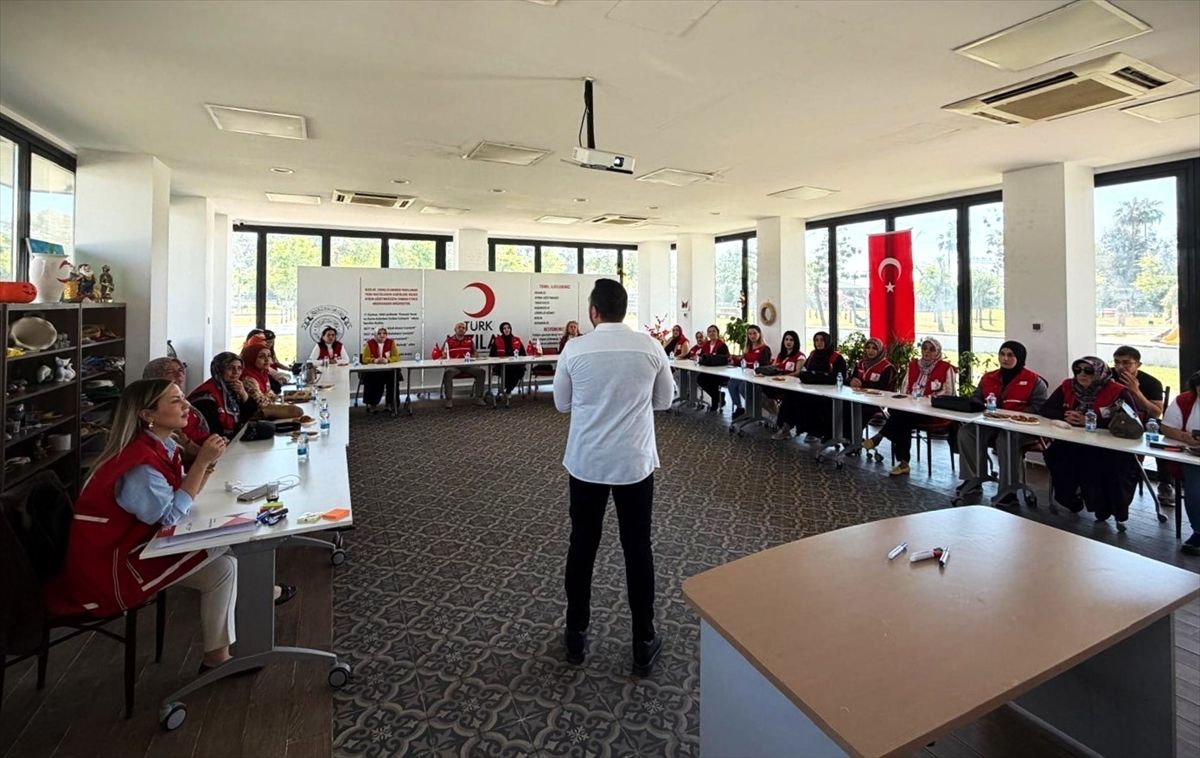 Mersin'de Türk Kızılay gönüllülerine engelli ve yaşlı bakımı eğitimi verildi