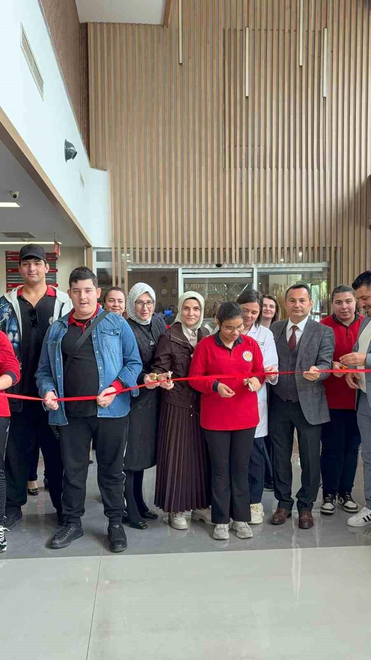 Özel öğrencilerin el emeği eserleri hastanede sergilendi