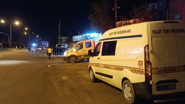 park halindeki cekiciye carpan otomobilden 19837255 o