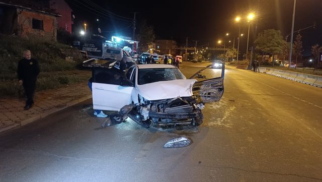 park halindeki cekiciye carpan otomobilden 3 19837255 o