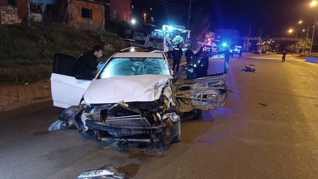 park halindeki cekiciye carpan otomobilden 6 19837255 o