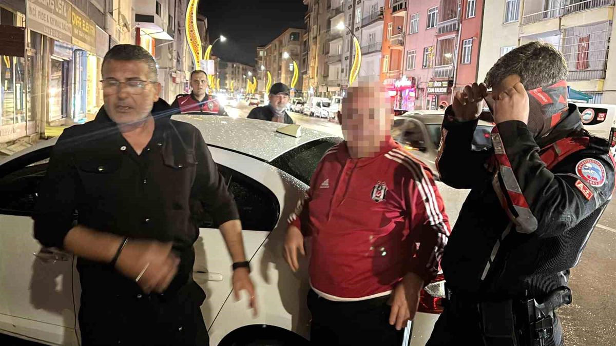 Polisin yağmur altında alkollü sürücü ve arkadaşı ile imtihanı kamerada