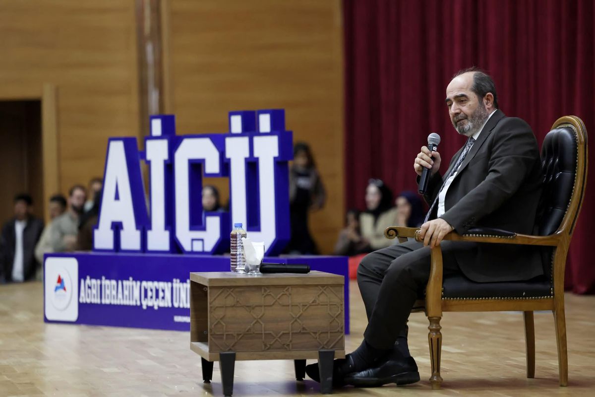 Şair ve yazar Ömer Demirbağ AİÇÜ’de öğrencilerle buluştu