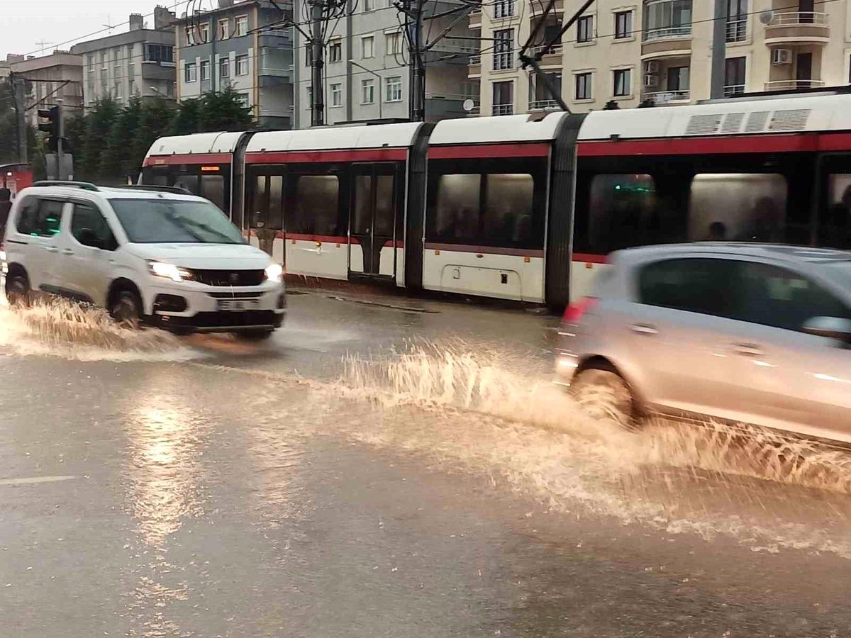 Samsun'da sağanak: Caddeler dere gibi aktı