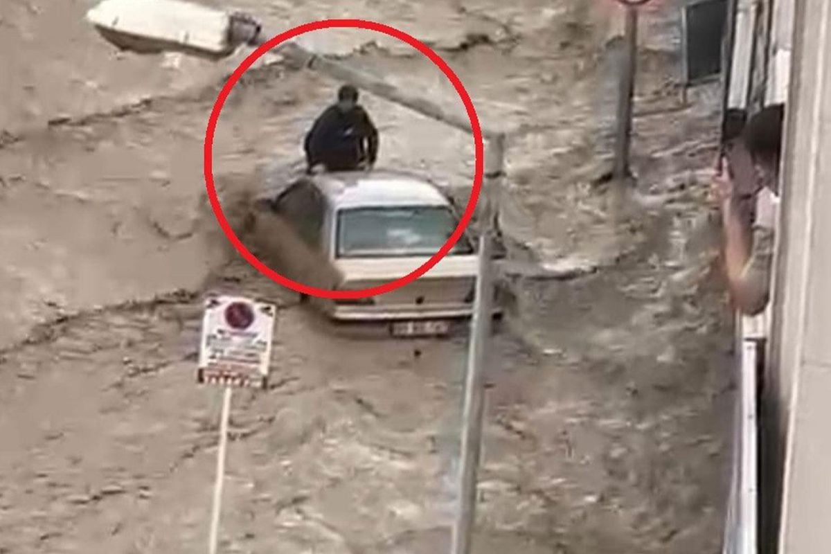Havza'da sel sularına kapılan genç, aracın üzerinde hayata tutundu