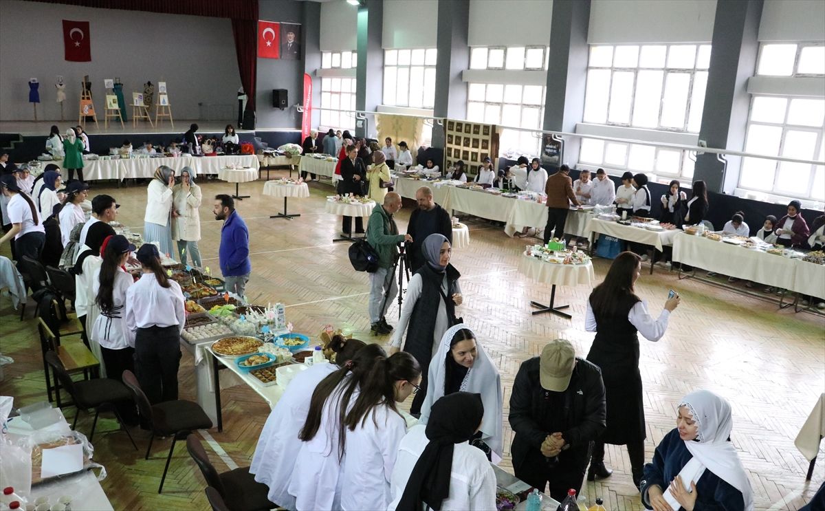 Erzurum'da öğrencilerden Türk Silahlı Kuvvetlerini Güçlendirme Vakfına kermes geliri desteği