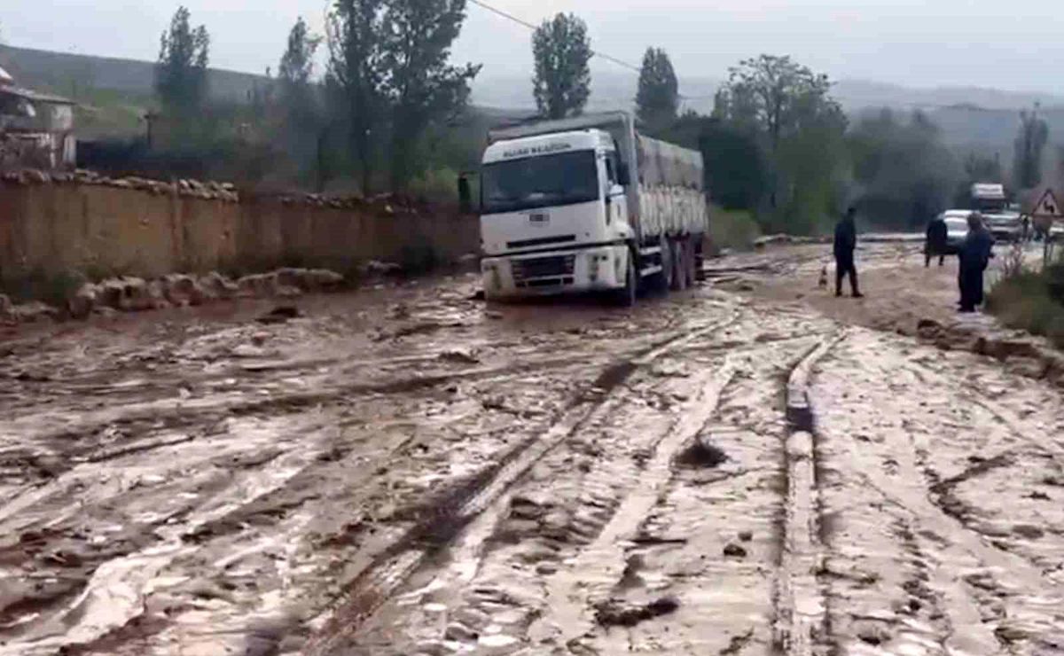 Sel suları iki ilçeyi birbirine bağlayan yolda ulaşımı aksattı