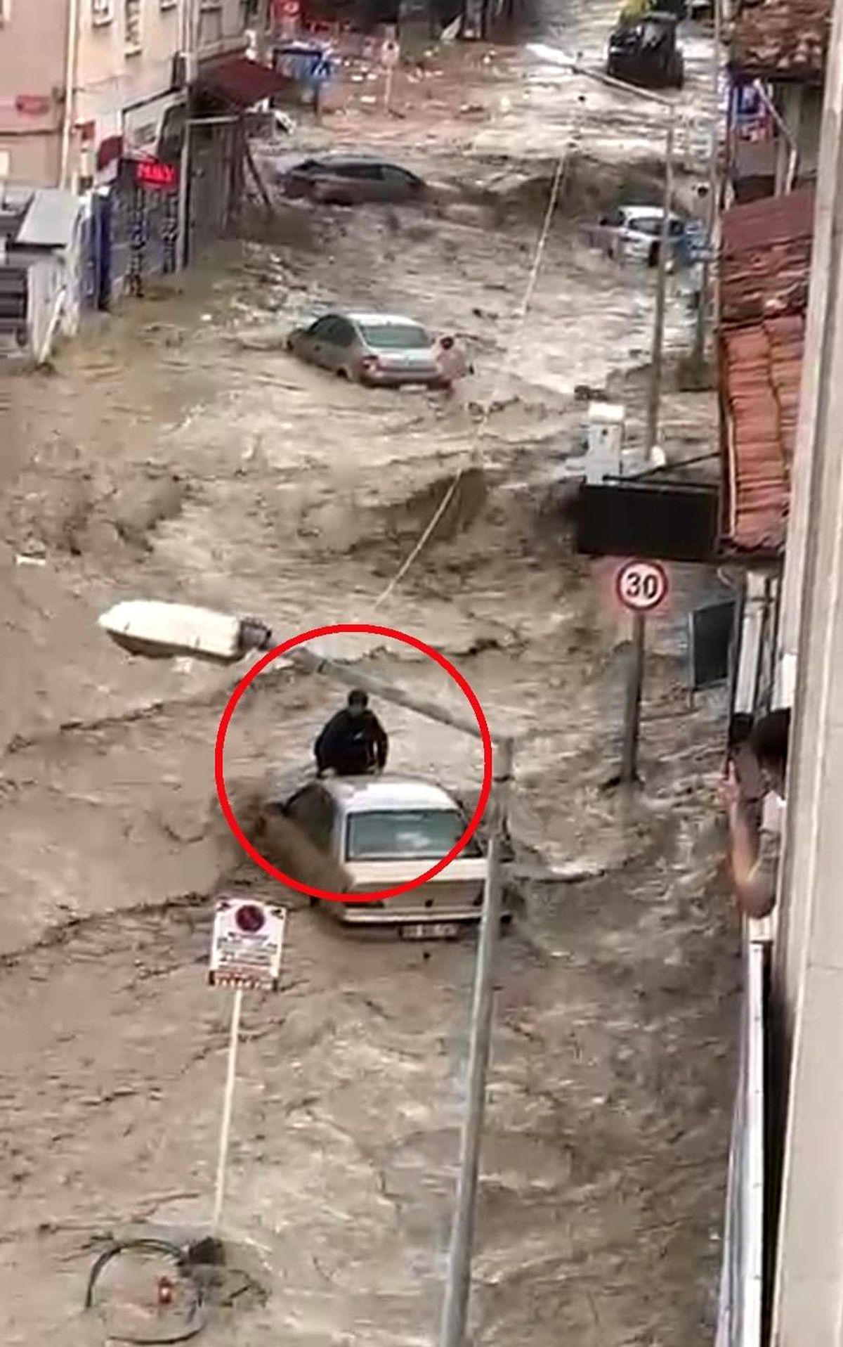 Selde can pazarı: Sel sularına kapılan aracın üzerinde hayata tutundu