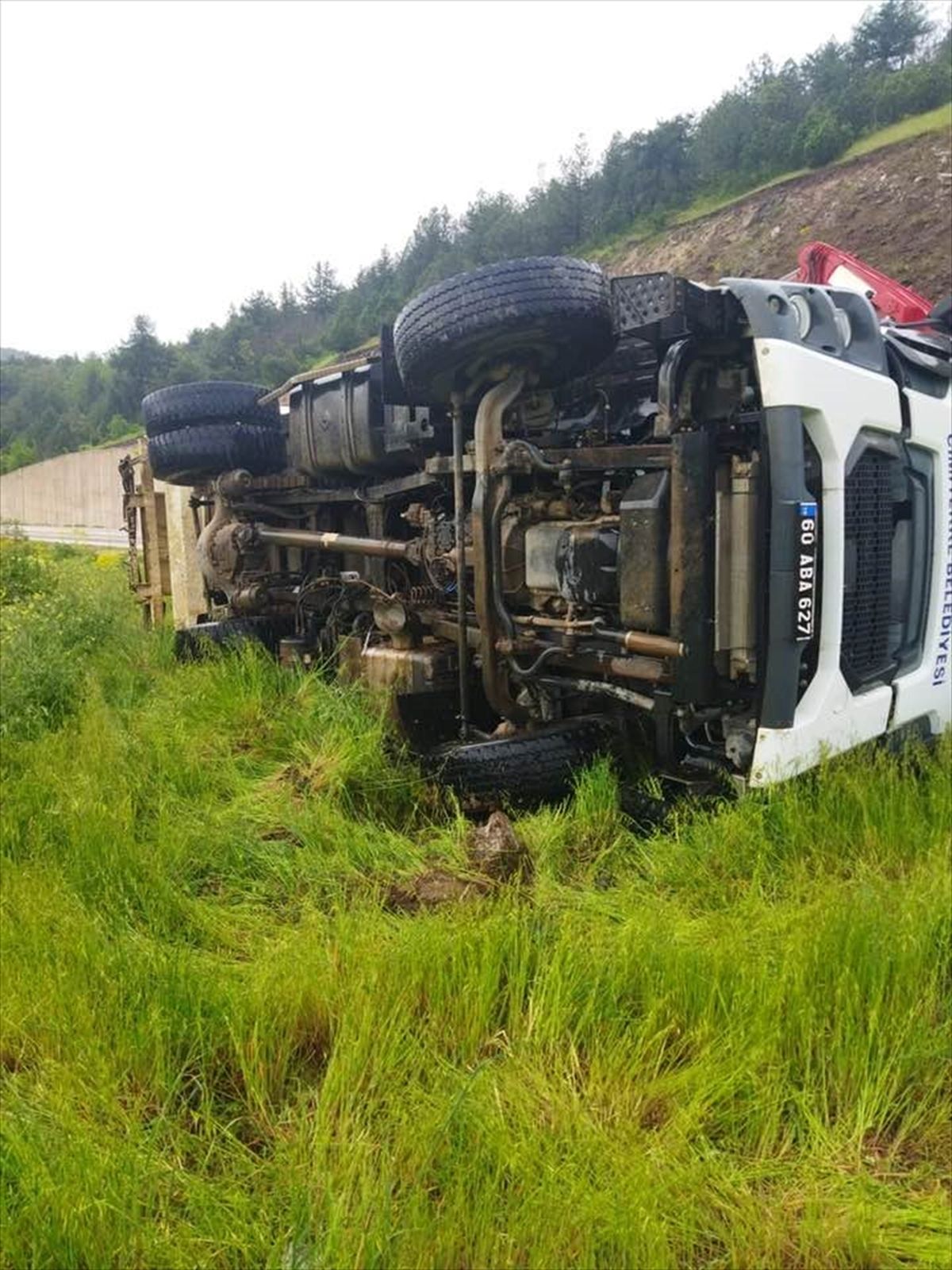 Tokat'ta devrilen çöp kamyonunun sürücüsü yaralandı