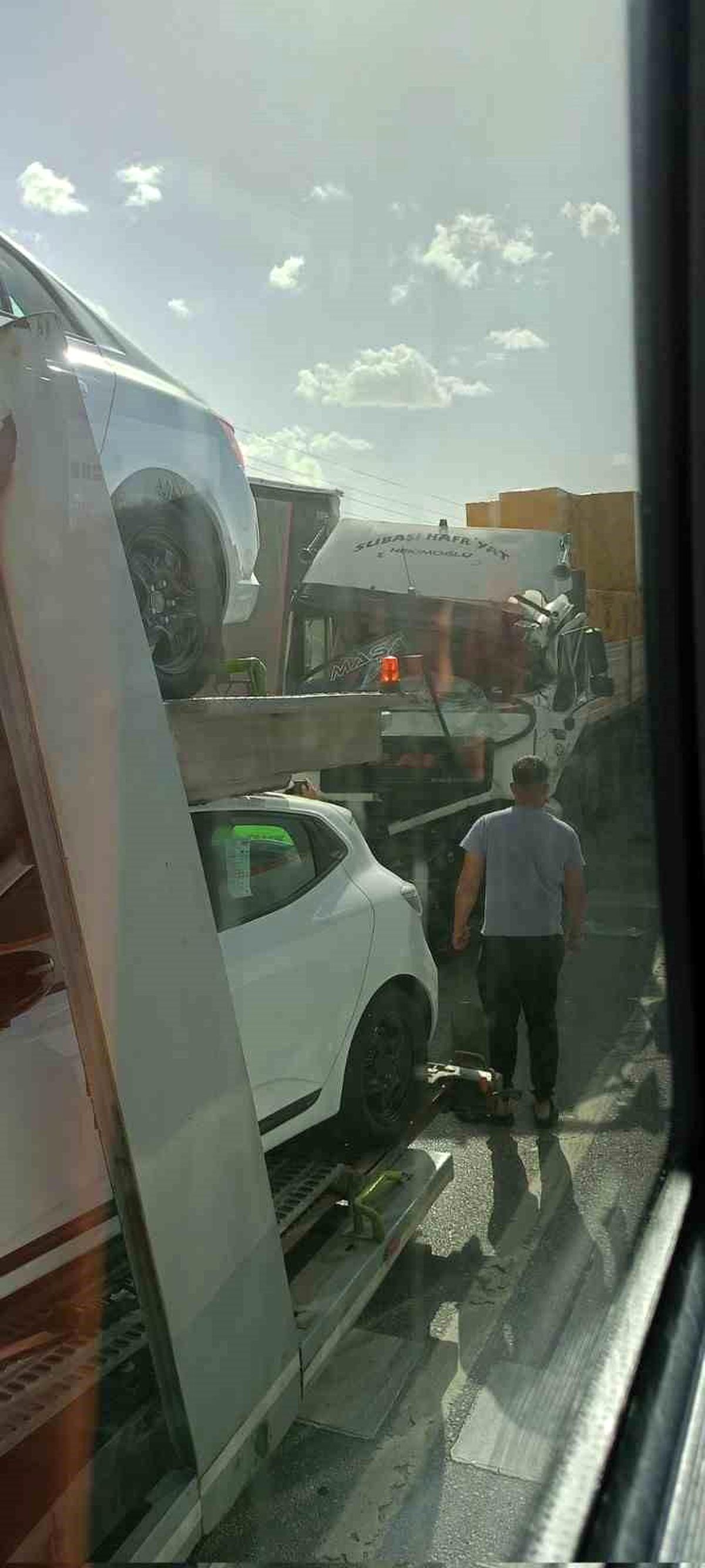 Trafik ışıklarında duramayan tır, otomobil yüklü tıra çarptı: 1 yaralı
