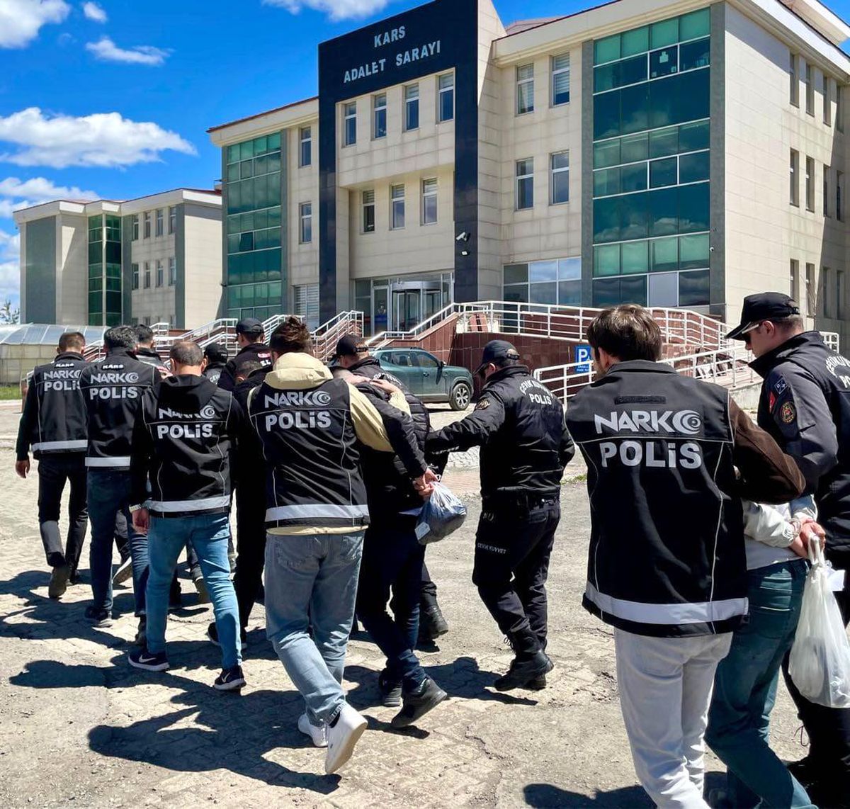 Zehir tacirlerine şafak operasyonu: Kars'ta 114 gram metamfetamin ele geçirildi, 2 tutuklama