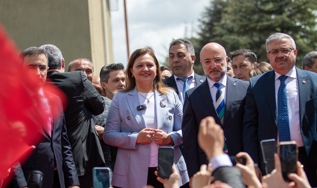 Burcu Köksal, AK Parti’ye katıldıktan sonra mehter takımı eşliğinde karşılandı: 'Afyonkarahisar sevdam'