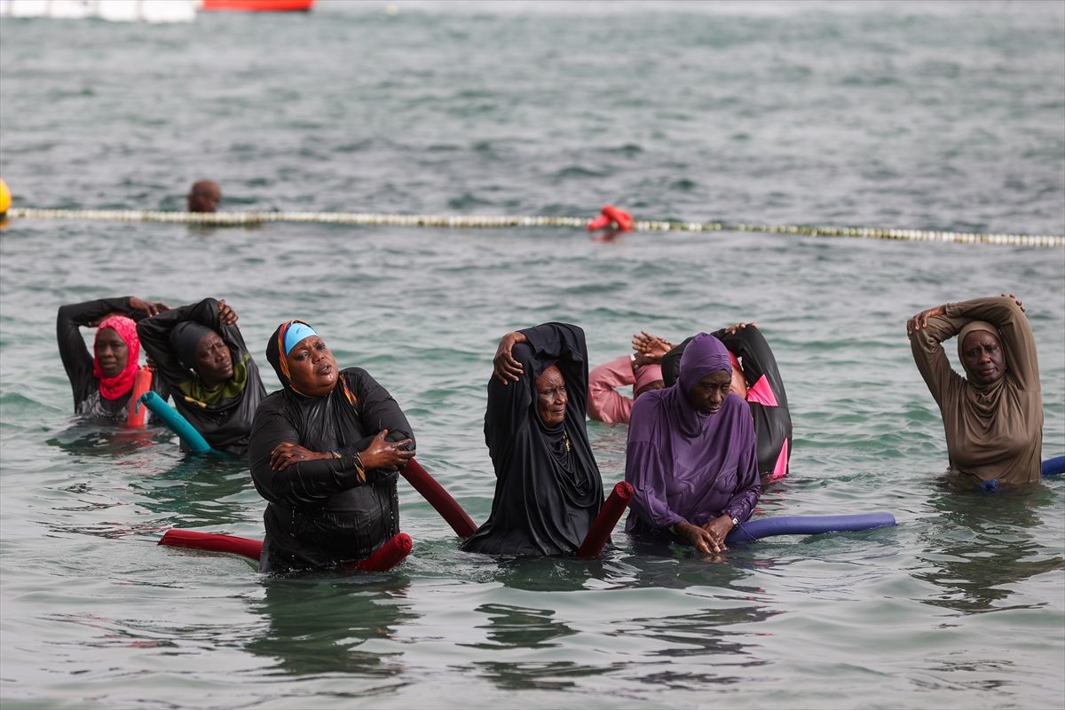 Senegal'de hasta ve yaşlılar Dakar sahillerinde su jimnastiğiyle sıhhat buluyor