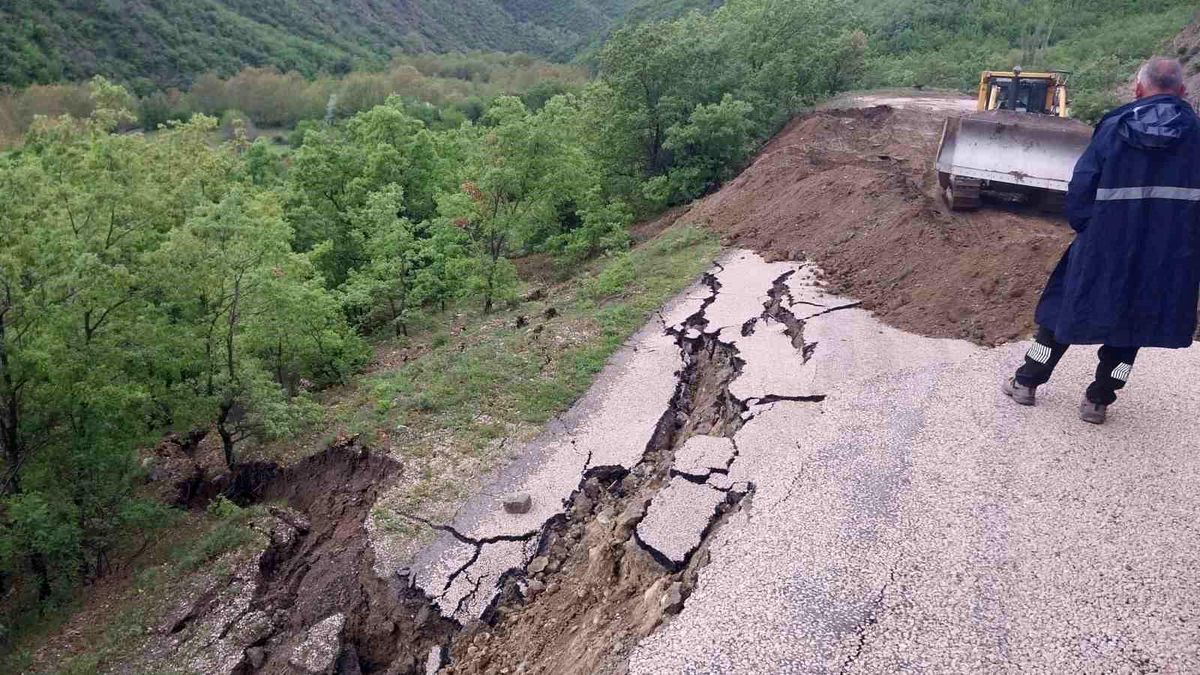 Amasya'da köy yolunda heyelan