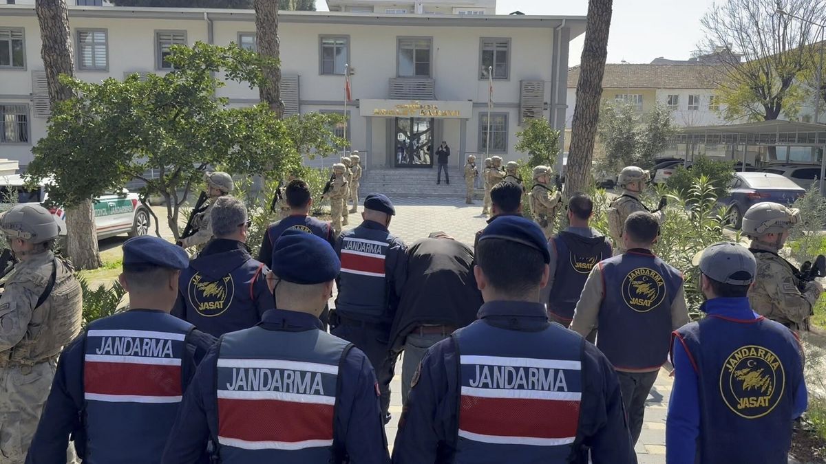 Aydın'da annesini odunla öldüren zanlı tutuklandı, arkadaşı da cinayete yardımdan cezaevinde