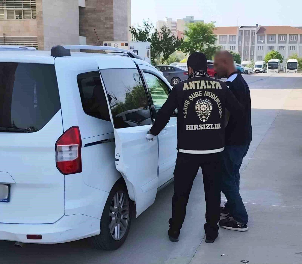 Antalya'da 410 bin lira değerinde ziynet eşyası çalan hırsız yakalandı